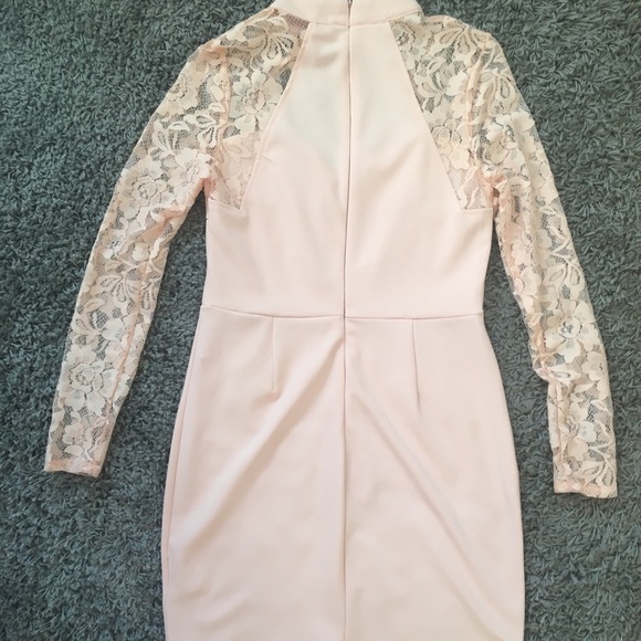 Beautiful peachy pink dress with lace sleeves - Picture 7 of 7